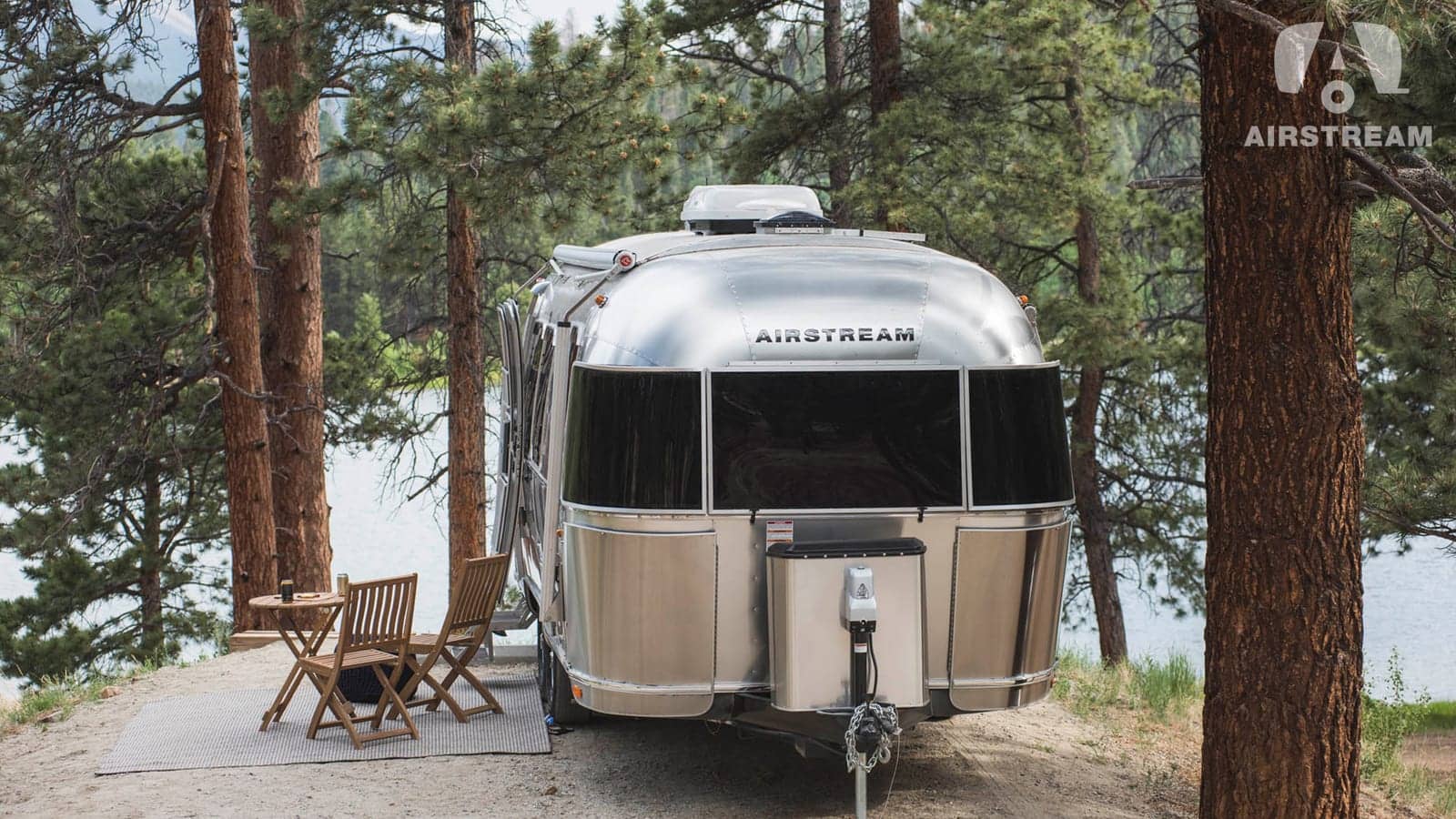 Obytný přívěs Airstream v lesním kempu