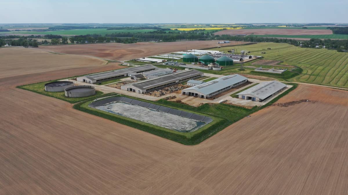 Letecký pohled na rozsáhlý zemědělský areál s vlastní energetickou instalací