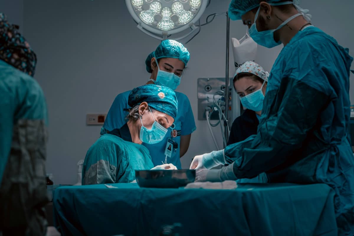 Technici pracující v průmyslovém provozu