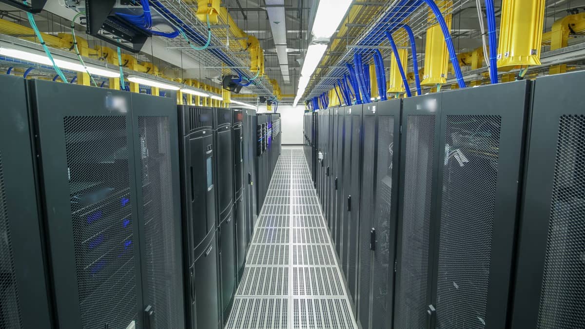Řady serverových racků v uličce datového centra